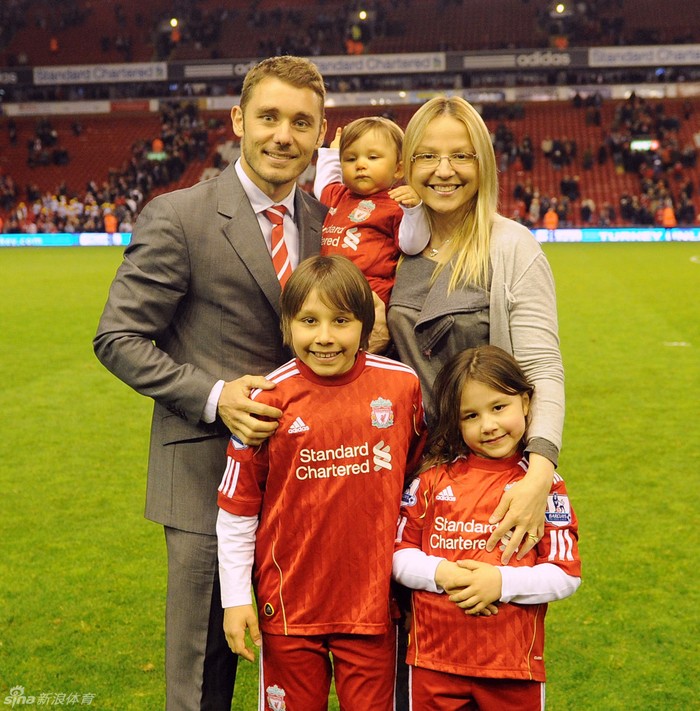 Fabio Aurelio cùng với vợ và 3 cô con gái